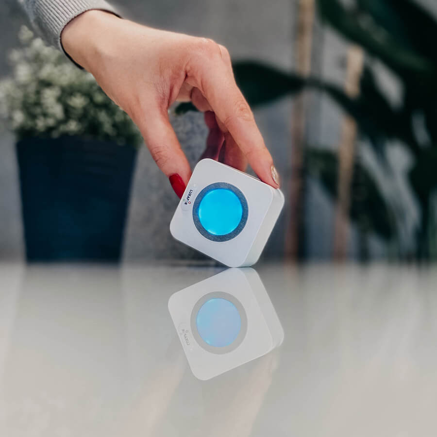 Luxafor Cube Busylight hvitt lyser blått hånd