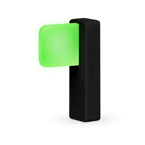 Luxafor-Flag Busylight, svart på bordet, lyser grønt, uten bakgrunn