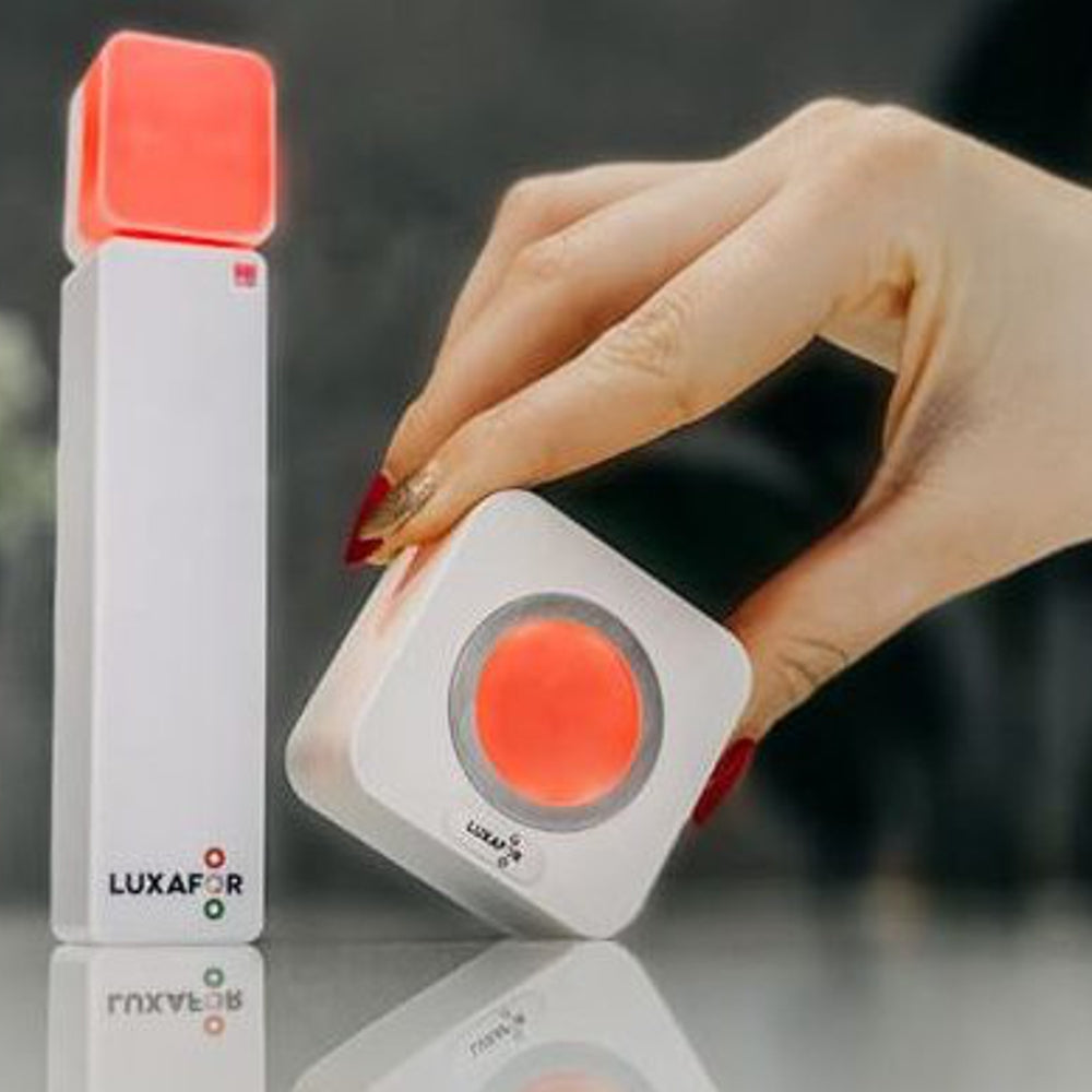 Luxafor Switch Busylight hvitt lyser rødt hånd med kube